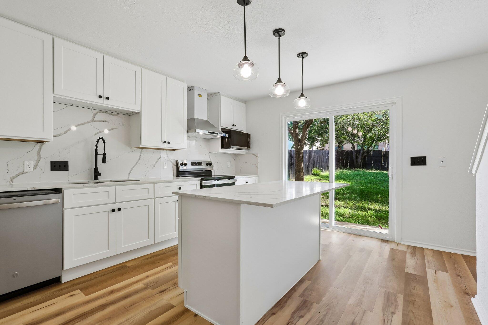 4504 Lyra CIR