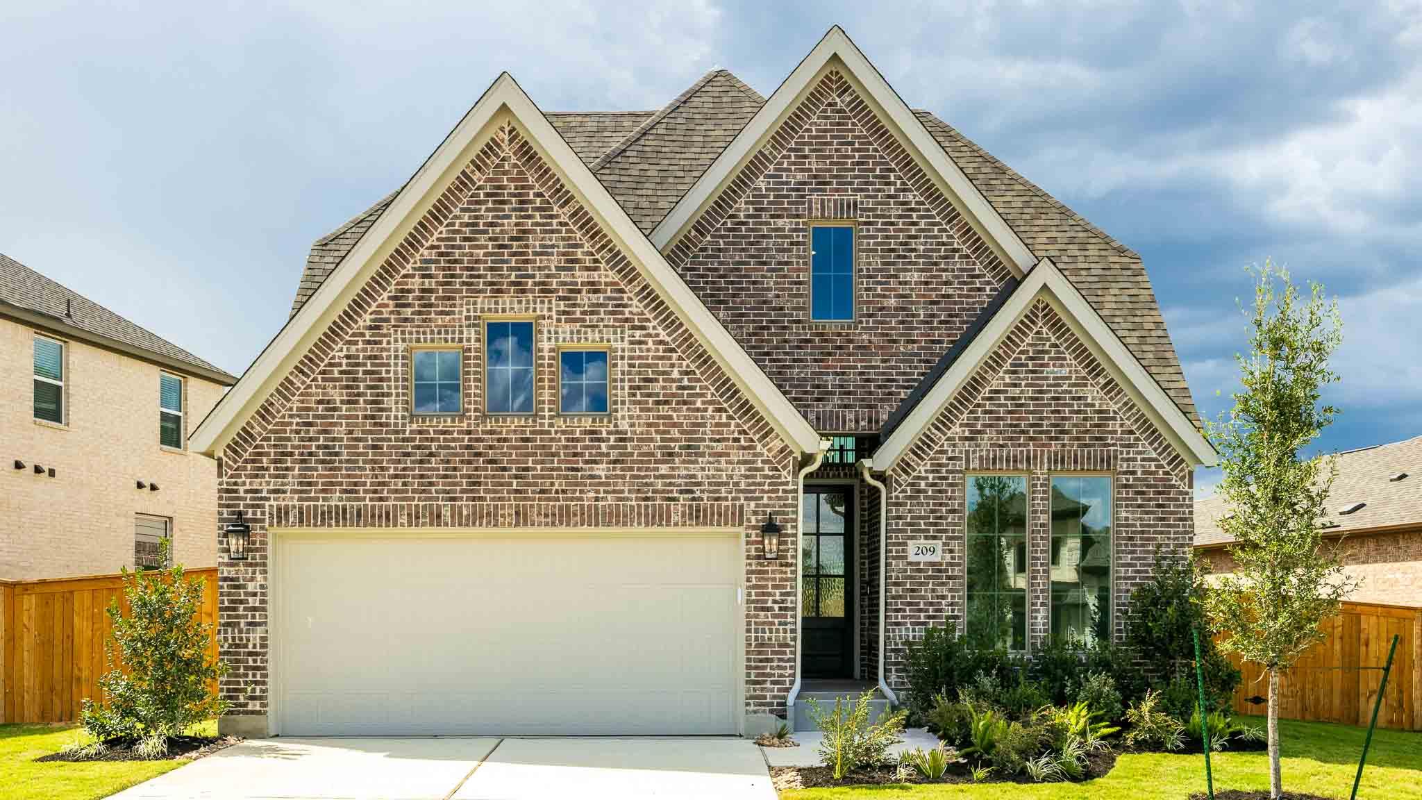 209 Amber Oak LN