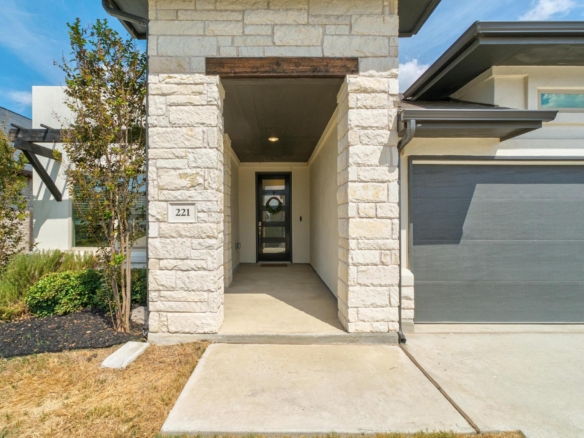221 Short Leaf DR