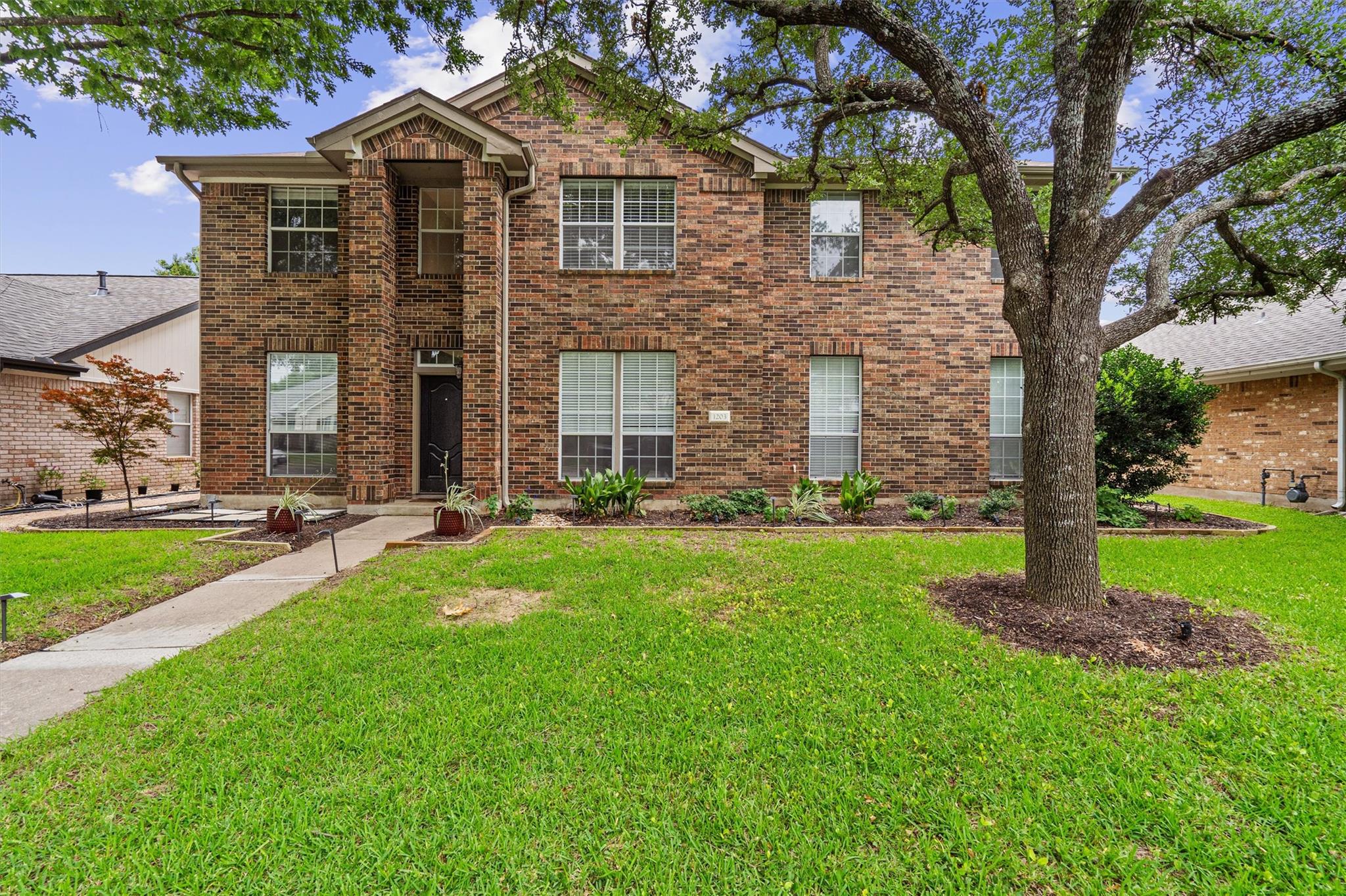 1203 Thackeray LN