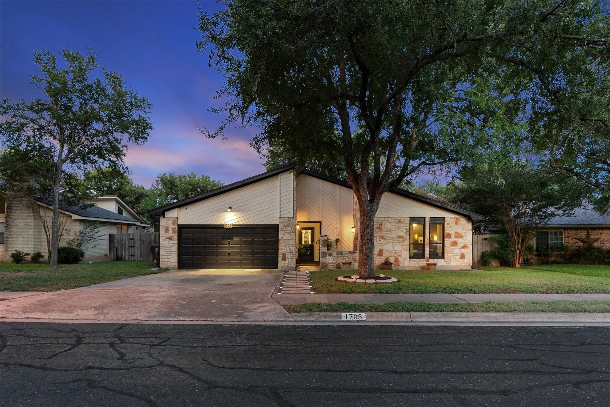 1705 Wild Horse LN