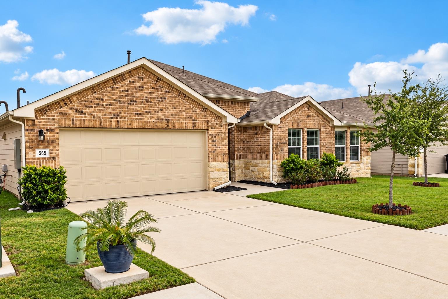 3ebb0187-2314-430a-8ff6-5d848fb3ae8f 565 Apache Plum DR