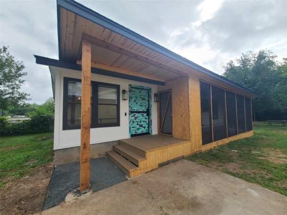1147 Brookswood Ave