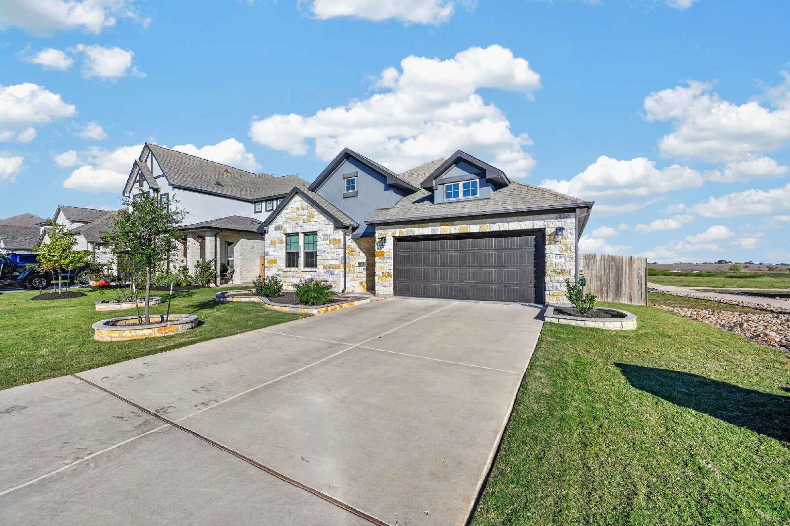 20401 Dustin LN