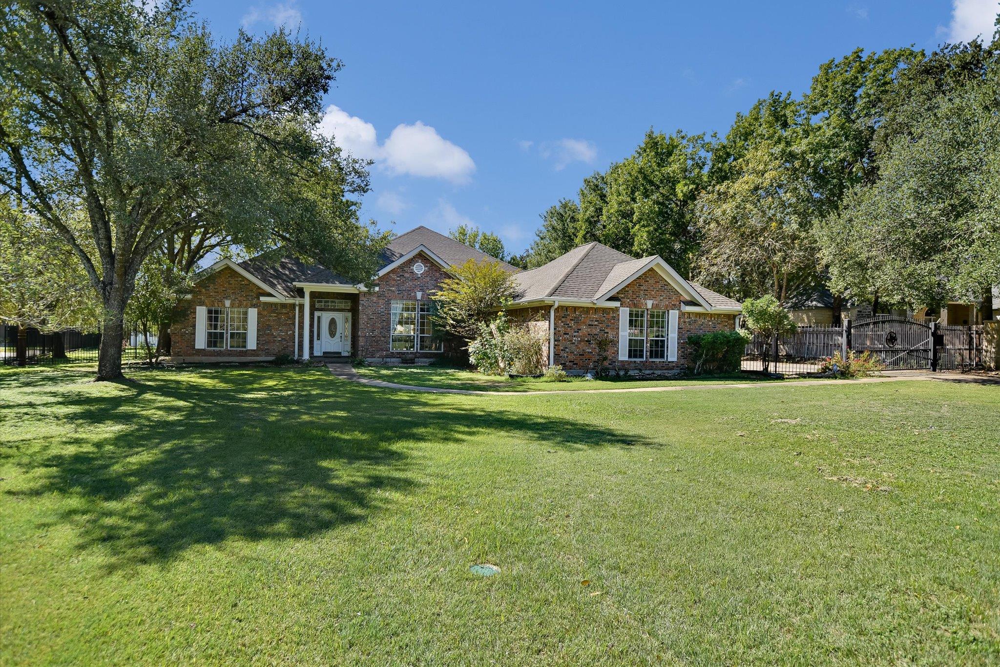 2114 Live Oak CIR