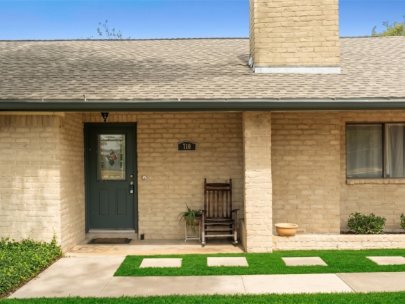 710 Lake View CV