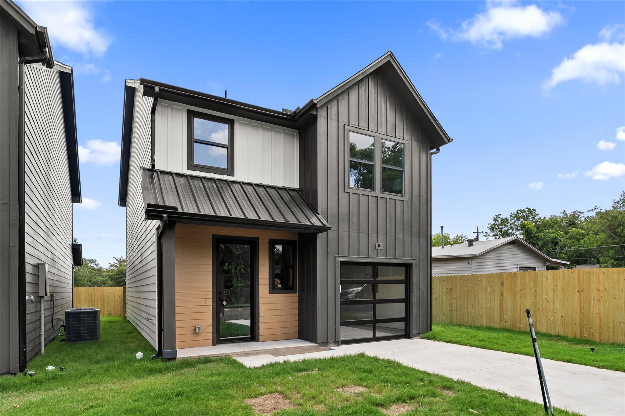 305 Hackberry LN