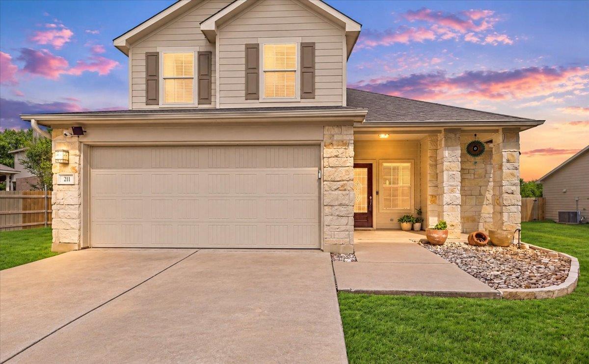 211 Falcon LN