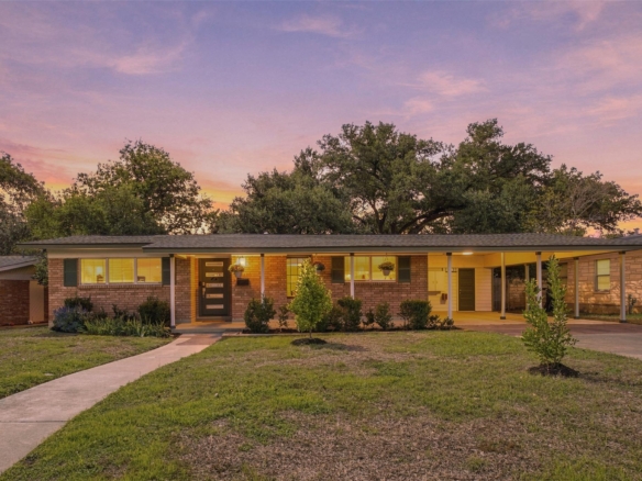 1419 Cloverleaf DR