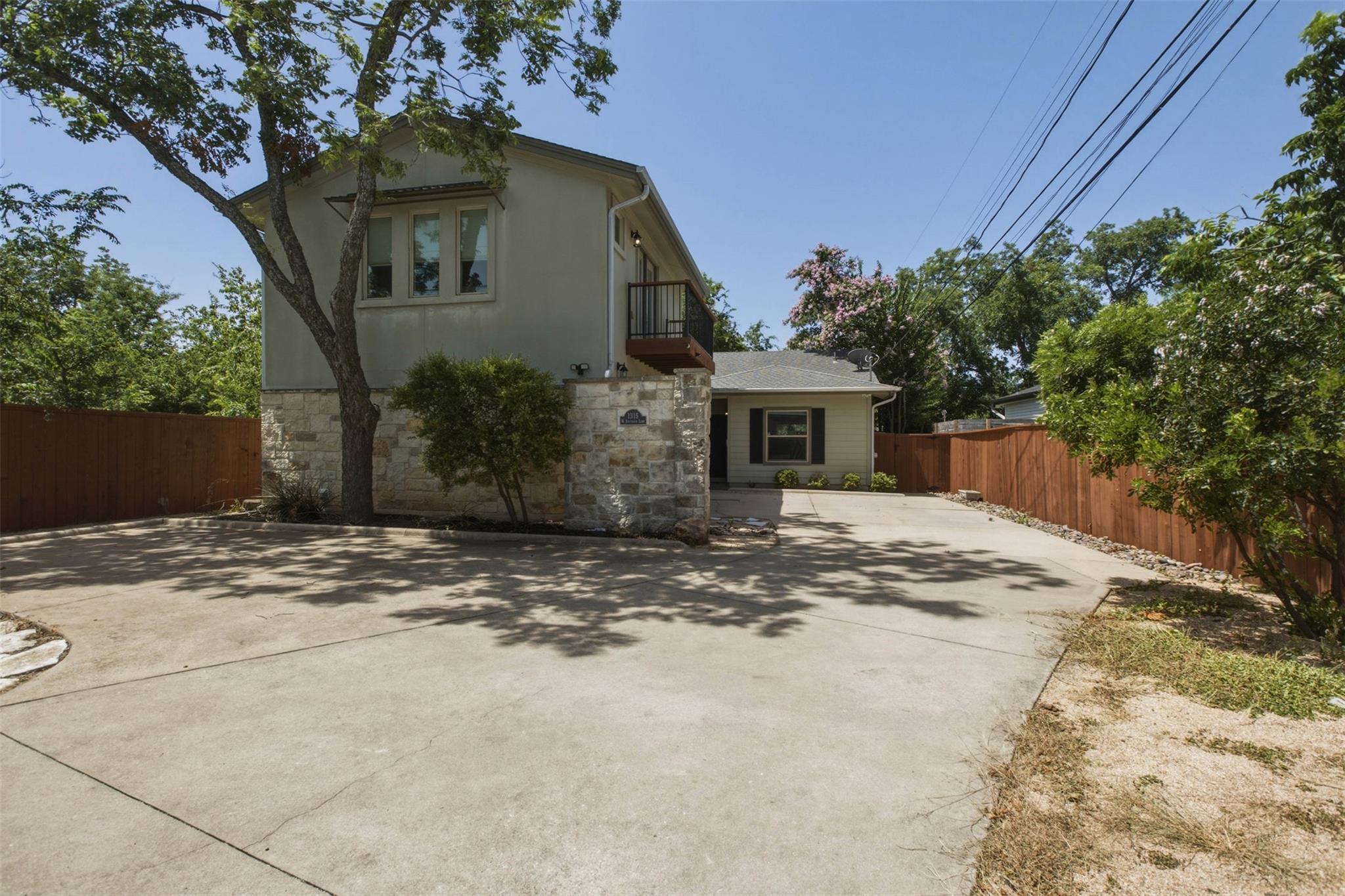 afc53981-5b6d-44f4-bb5d-a135f638511c 1315 Anderson LN # B